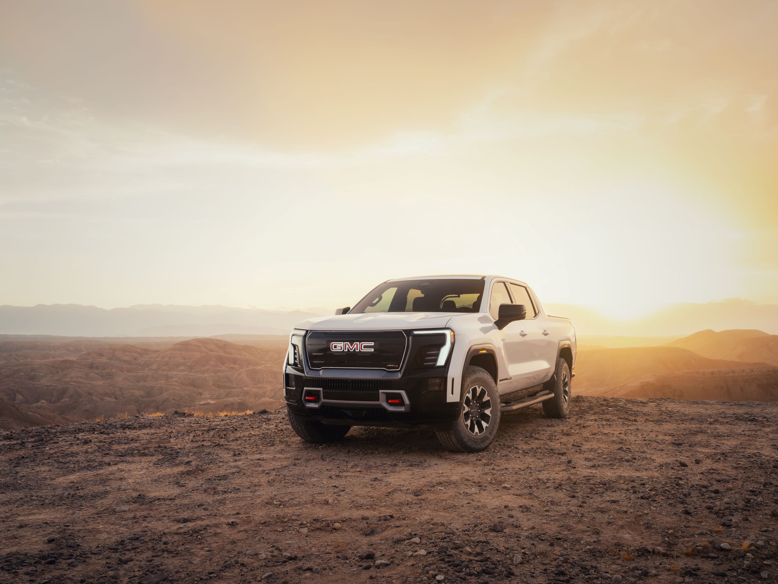 GMC Sierra EV AT4 – a 2026-os modell gyári külső fotója.