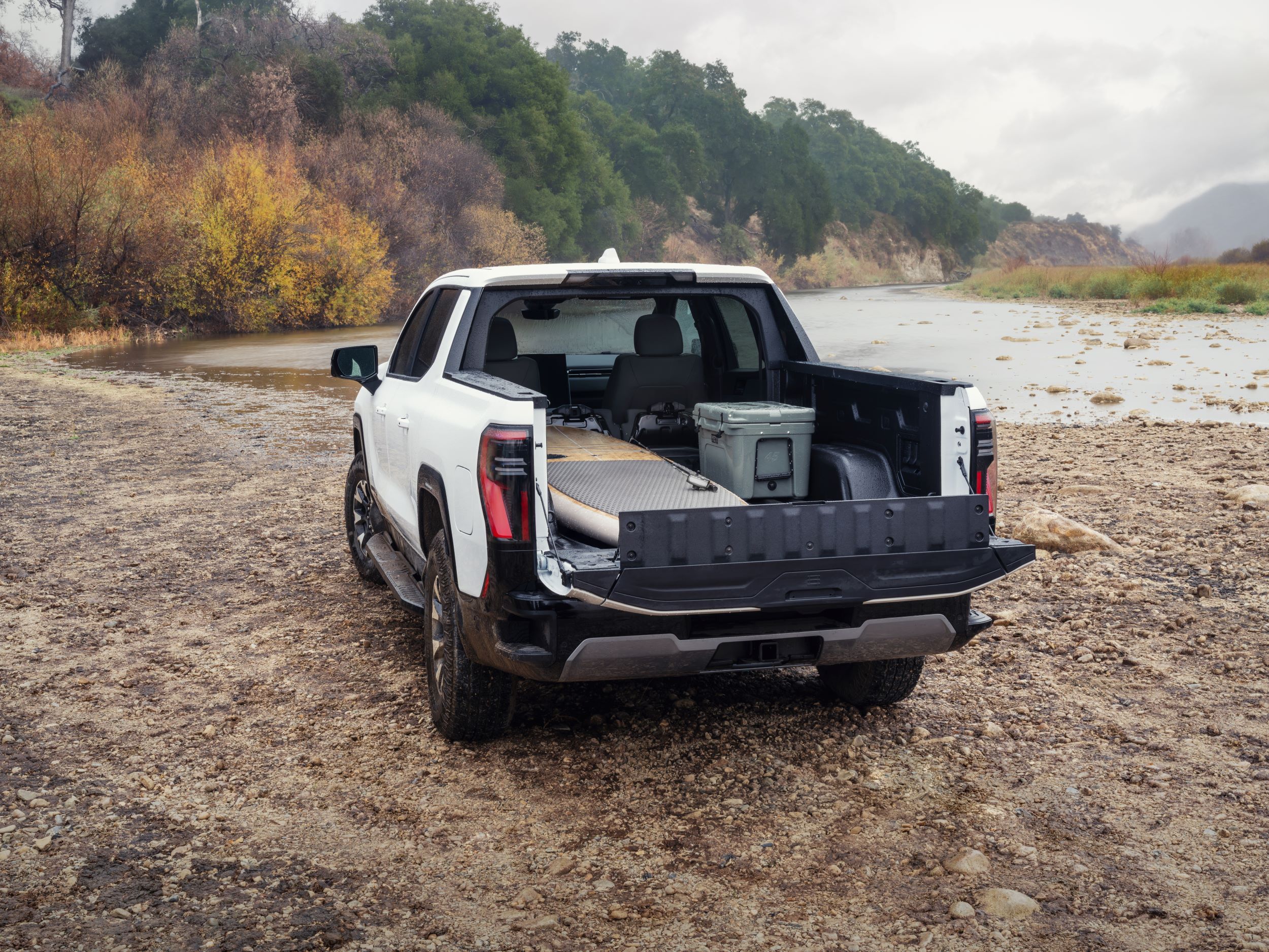 A GMC Sierra EV AT4 MidGate megoldása: átjárható rakodótér a kabin és a plató között. Gyári fotó: GMC.